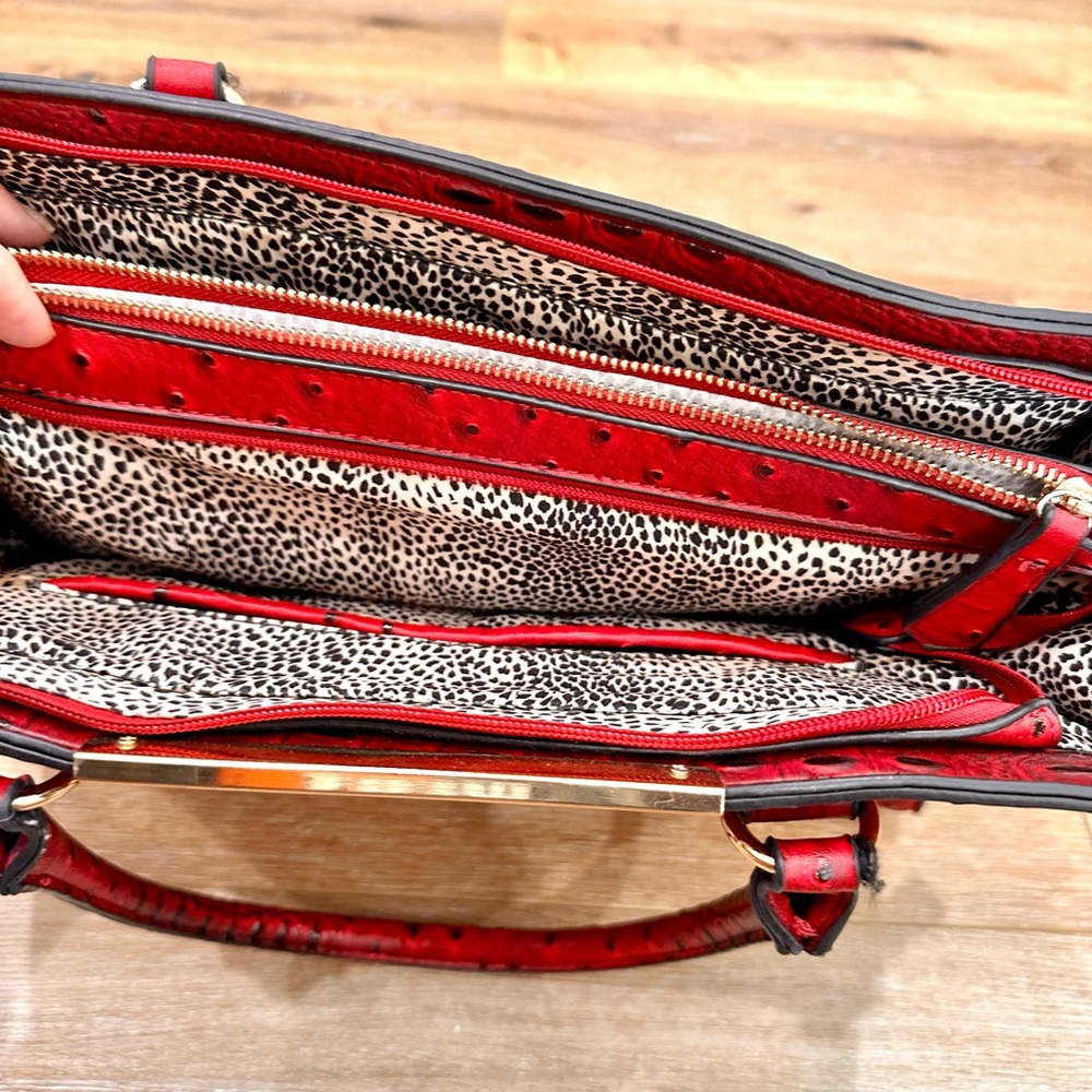 Stunning Red Crocodile Textured Handbag – Chic & Statement-Making! - Picture 5 of 8